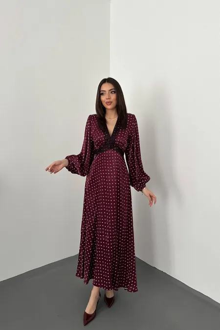 Robe bordeaux satinée à pois avec détails en dentelle, vendue en gros