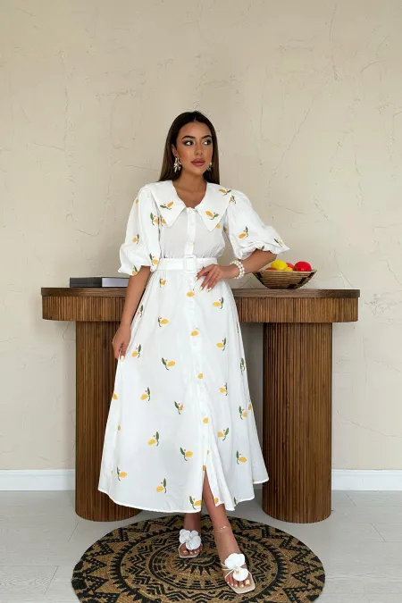 Robe rose ceinturée avec col à motif floral en gros