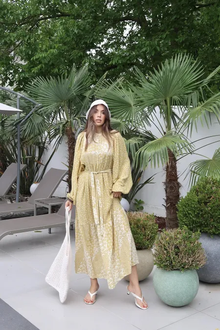 Robe à col juge avec ceinture et motif floral jaune en gros