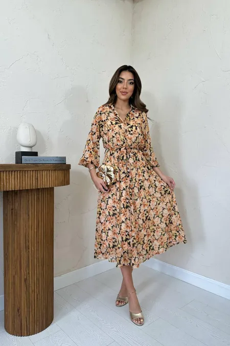 Robe en mousseline de soie beige avec ceinture en gros