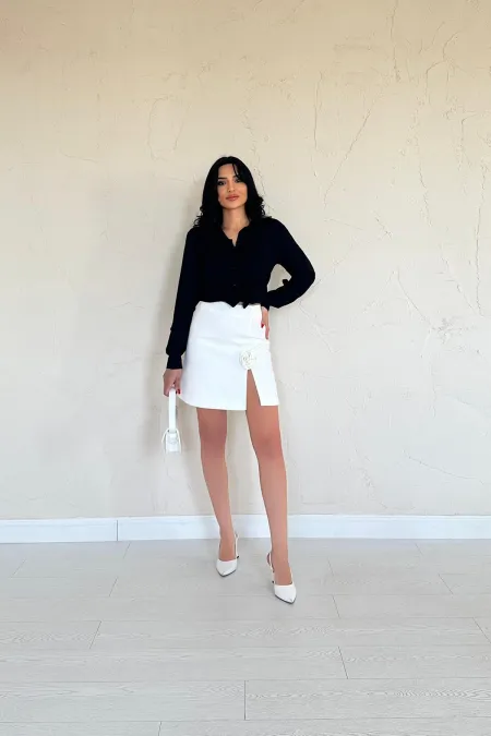 Mini-jupe fendue écrue à détails roses en gros