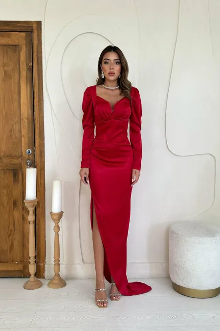 Robe rouge plissée fendue en gros