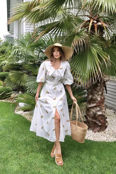 Robe marron ceinturée avec col à motif floral en gros