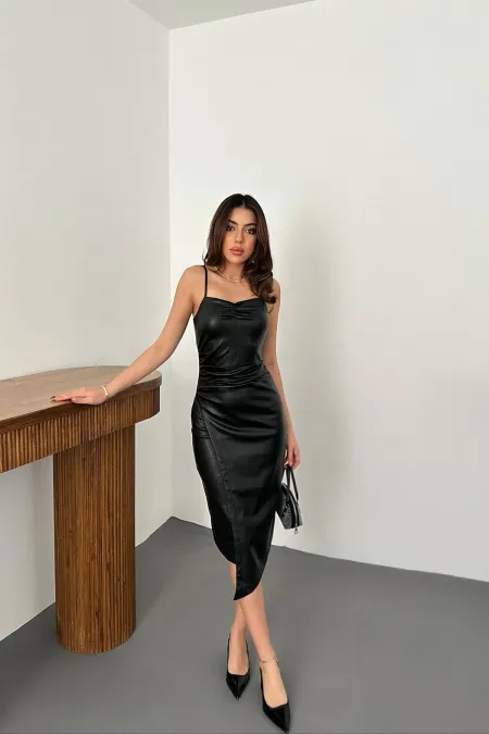 Robe courte plissée en cuir noir en gros