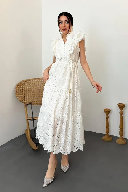 Robe blanche boutonnée à volants en gros