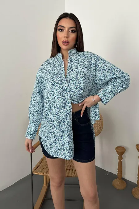 Chemise bleue à col en V et à motifs en gros