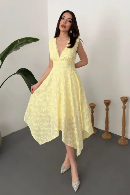 Robe jaune brodée en gros