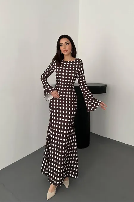 Robe moulante marron à pois en gros