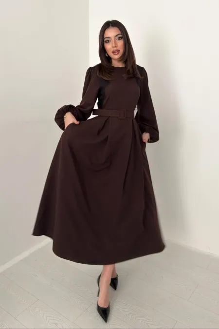 Robe marron en gros avec détails en dentelle