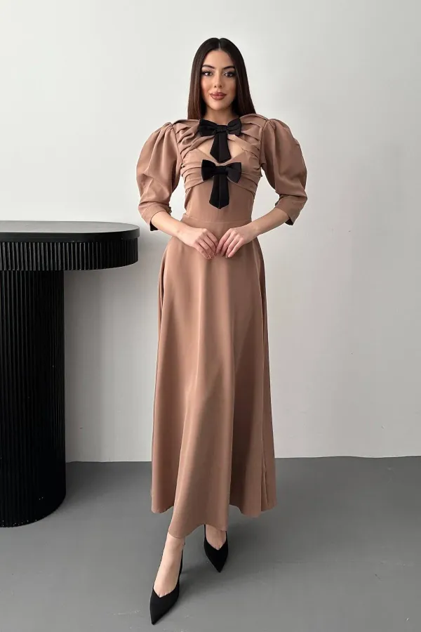 Robe longue décolletée à imprimé camel et nœud décoratif