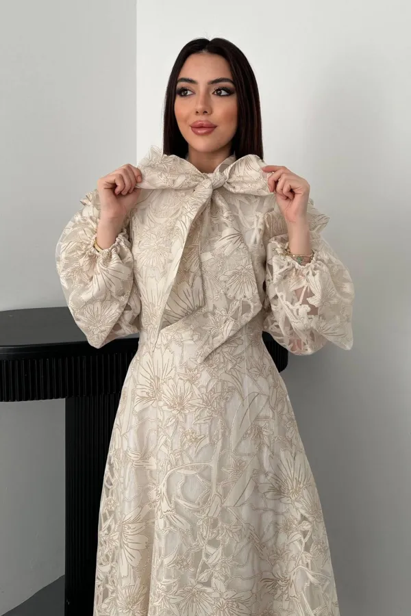 Robe beige en gros avec détail foulard au col