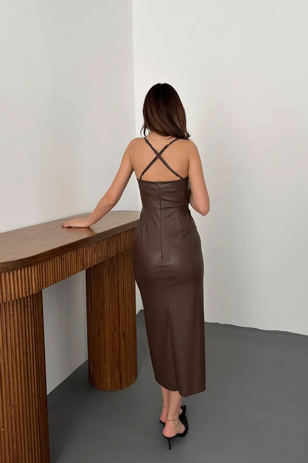 Robe dos nu en cuir marron foncé en gros