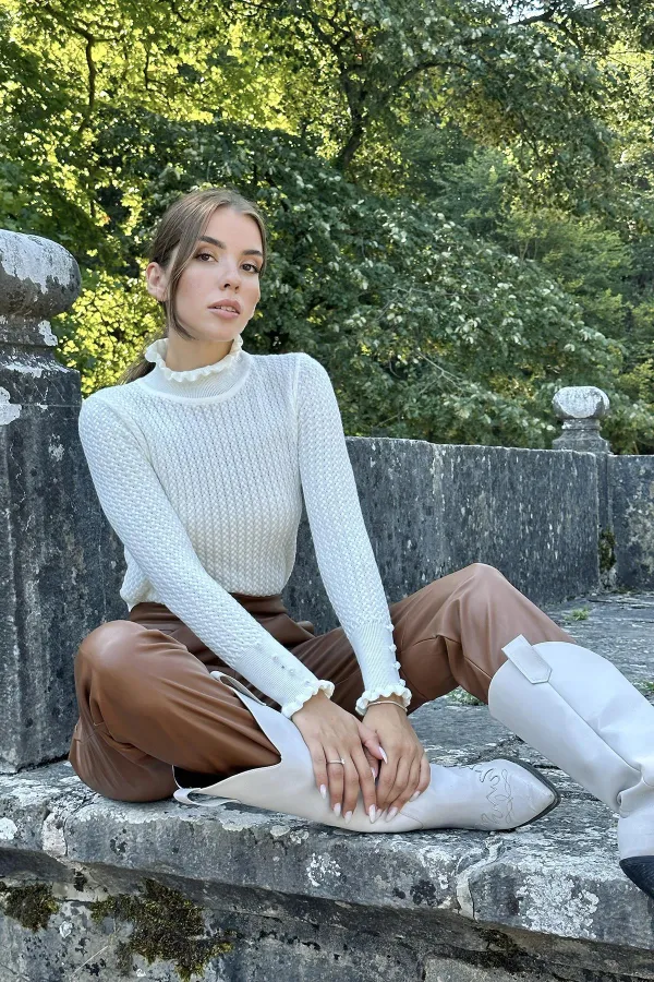 Toptan Ekru Boğazlı Ve Örgülü Triko Kazak