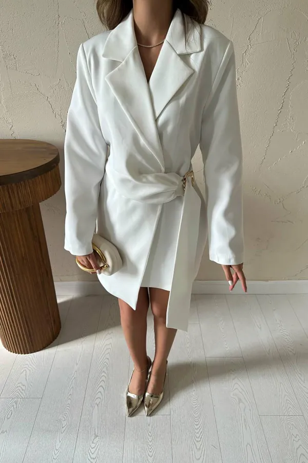 Robe veste écrue à boucle latérale en gros