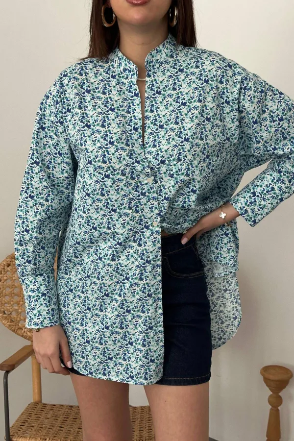 Chemise bleue à col en V et à motifs en gros