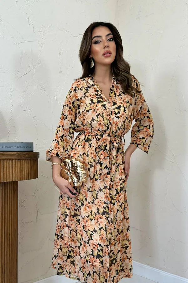 Robe en mousseline de soie beige avec ceinture en gros