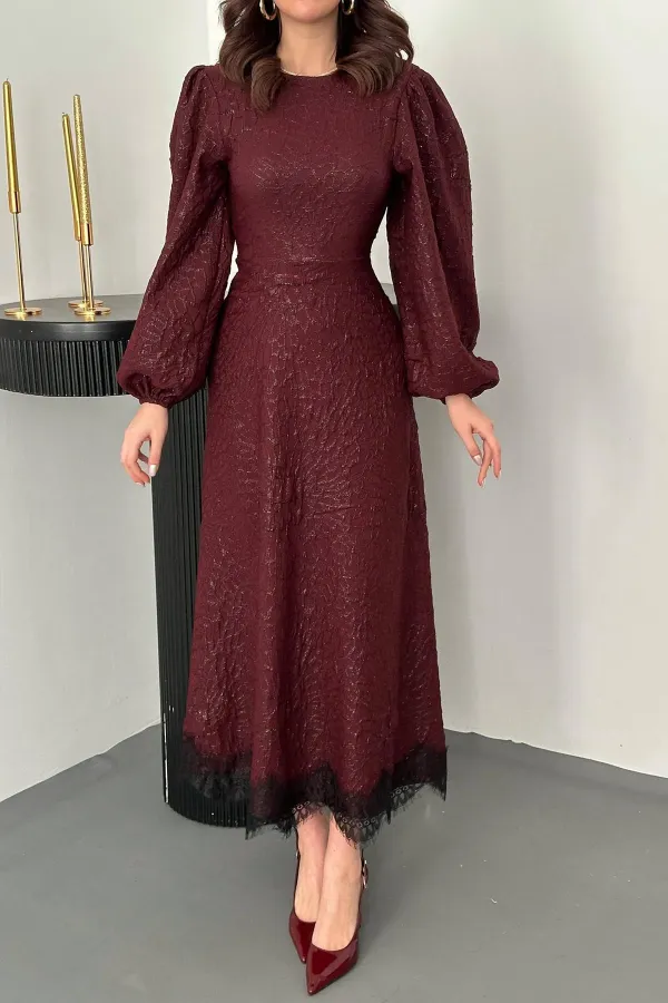 Robe longue ceinturée en dentelle gaufrée prune (vente en gros)