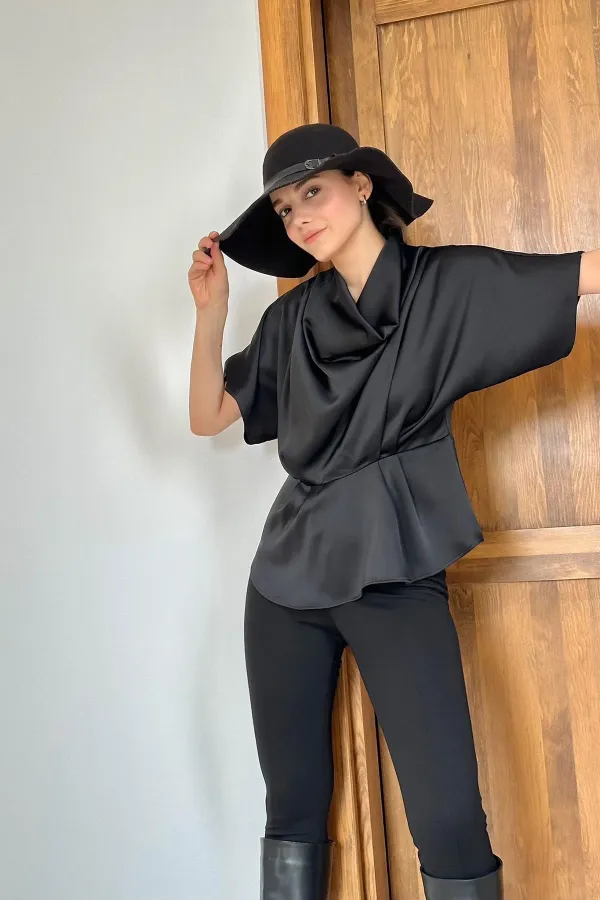 Blouse noire à col bénitier en gros