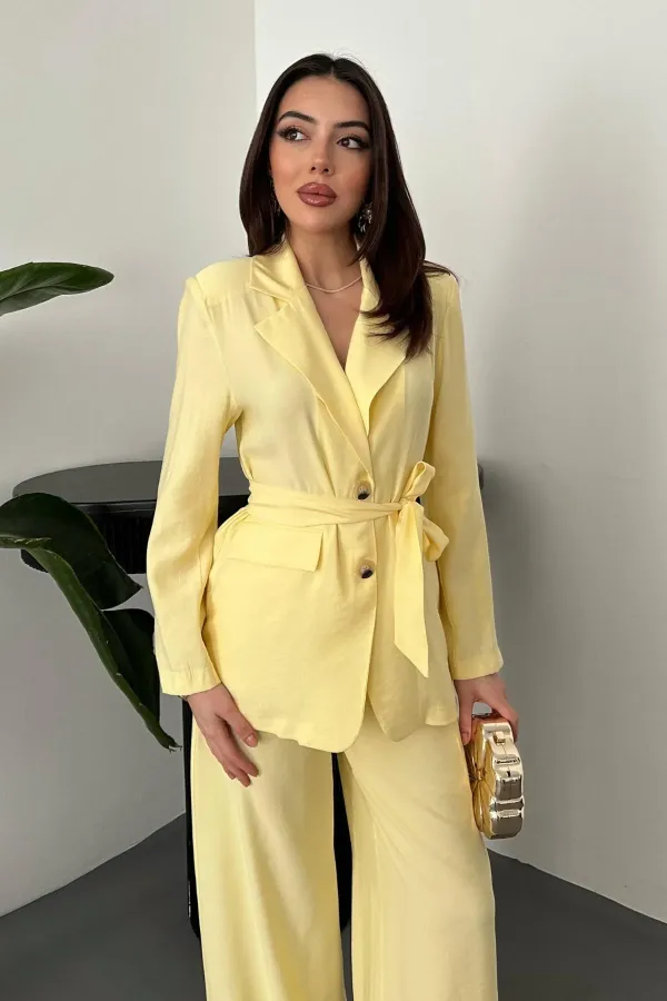 Ensemble veste et pantalon jaunes ceinturés en gros