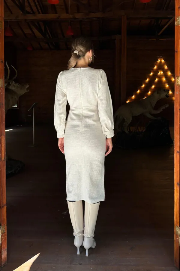 Robe écrue à col large en gros