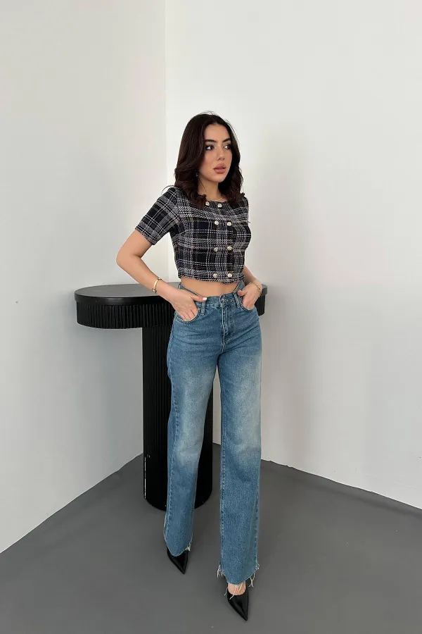 Chemisier noir rayé et boutonné en gros