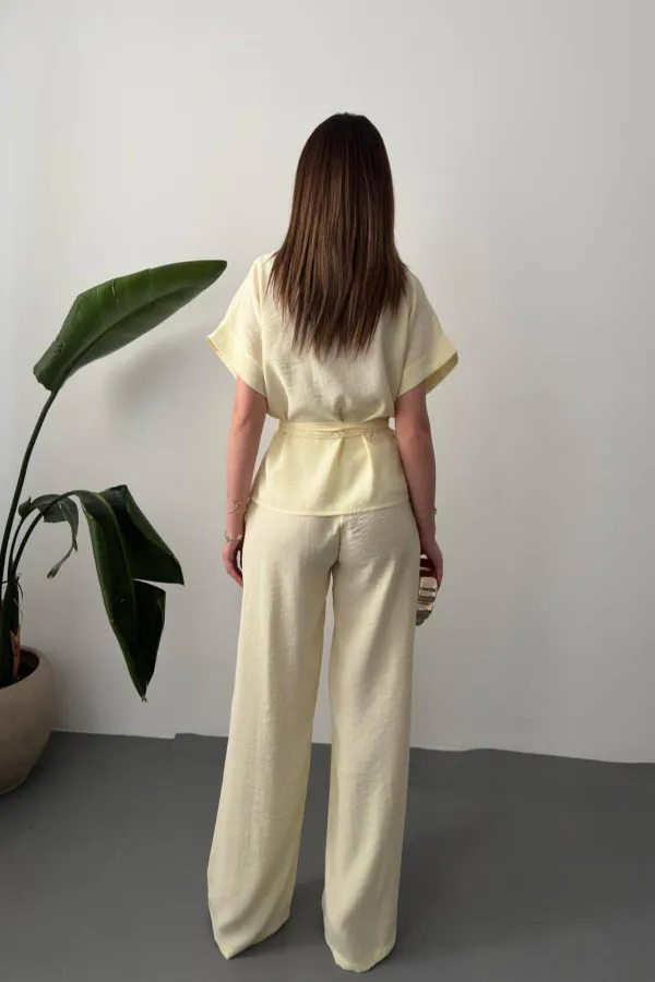 Ensemble deux pièces en modal avec détail de bouton jaune, vente en gros