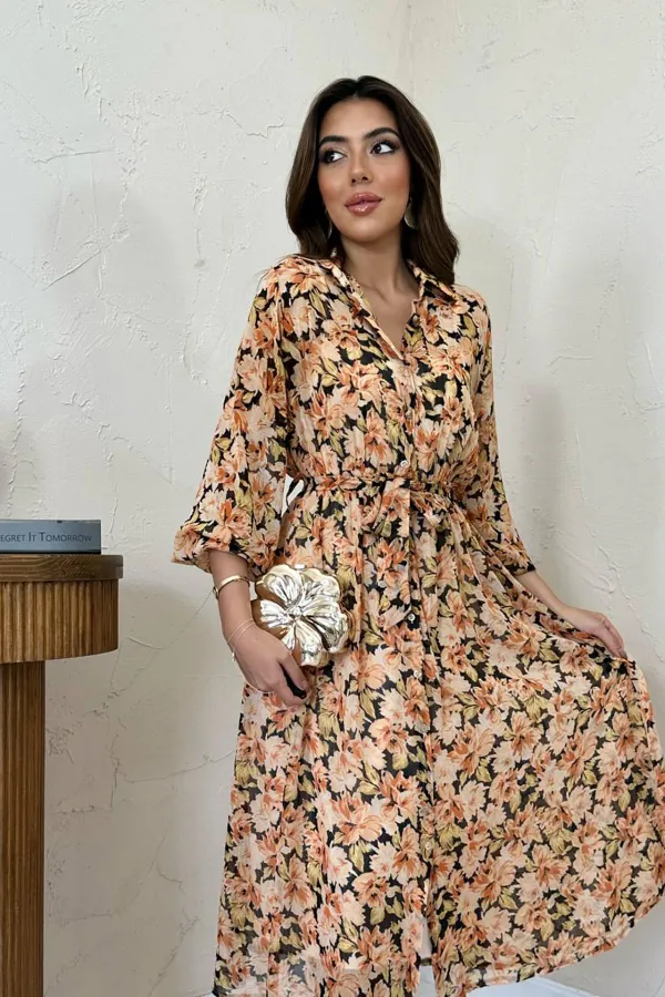 Robe en mousseline de soie beige avec ceinture en gros