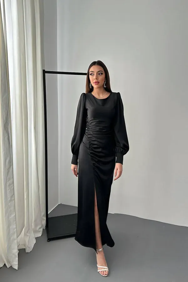 Robe en satin noir avec fente latérale et plis, vente en gros