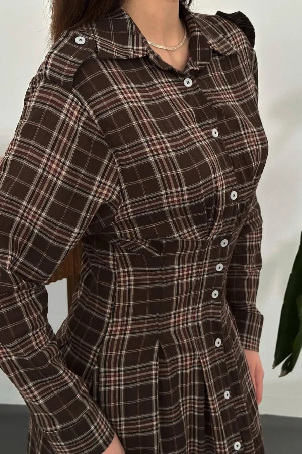 Robe plissée marron à carreaux en gros