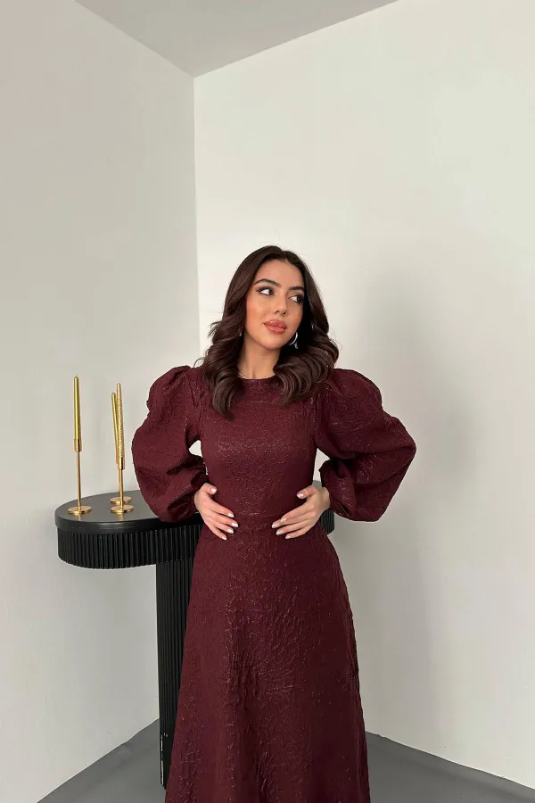 Robe longue ceinturée en dentelle gaufrée prune (vente en gros)