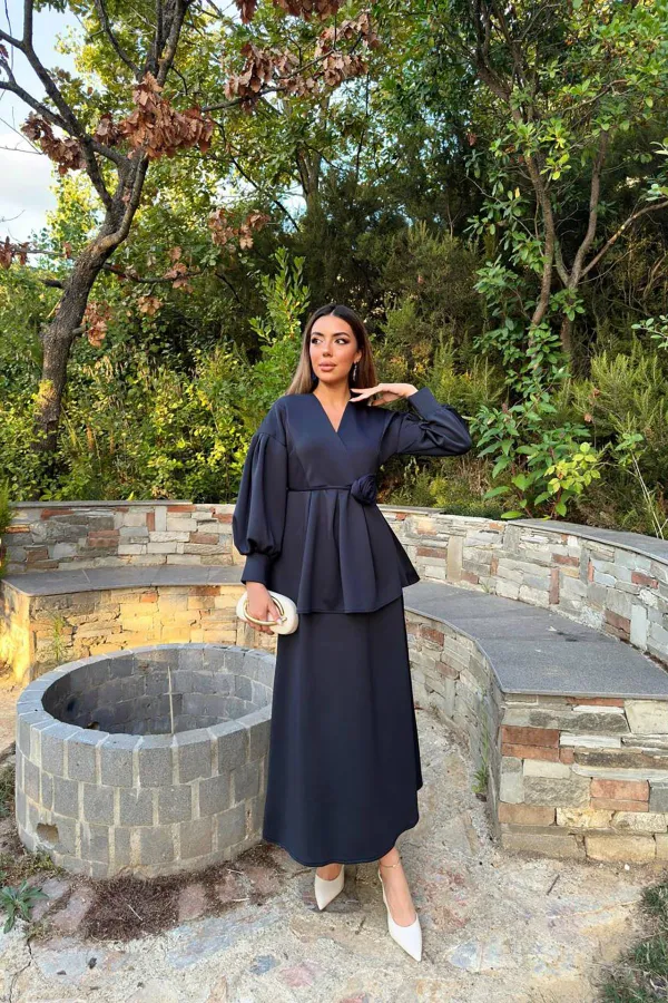 Costume bleu marine détaillé avec roses en gros