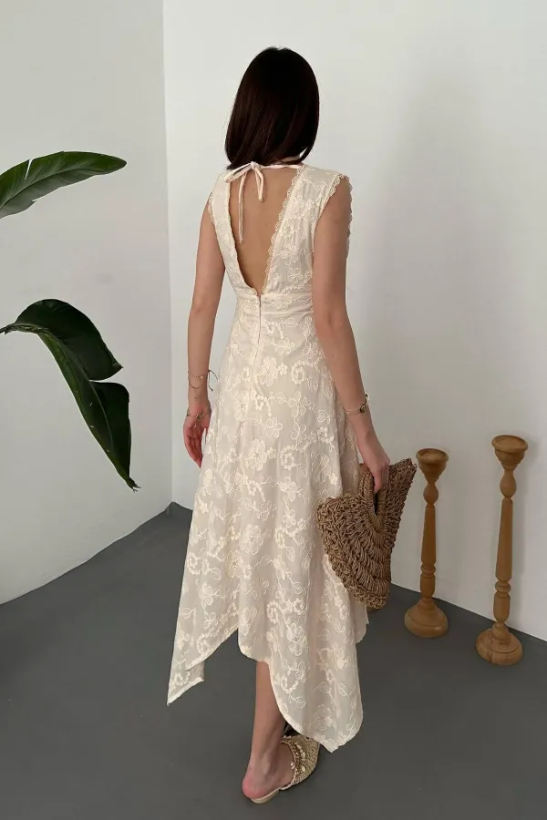 Robe beige brodée en gros