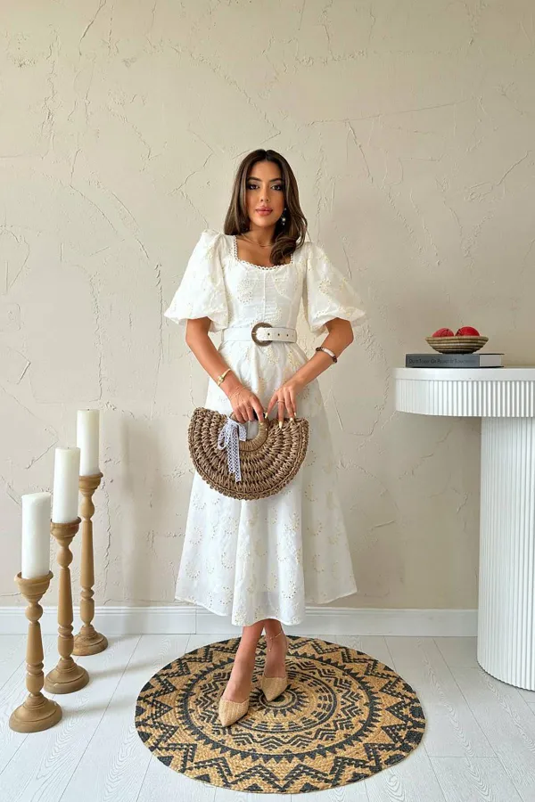 Robe brodée à ceinture et bonnets écrus en gros