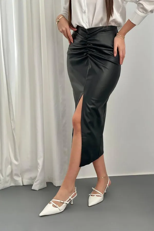 Jupe en cuir noire froncée et détaillée en gros