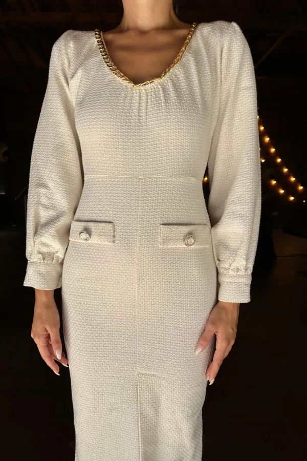 Robe écrue à col large en gros