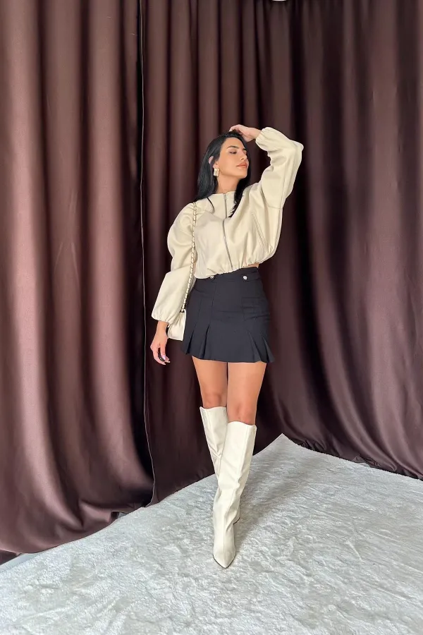 Jupe plissée noire à boutons en gros