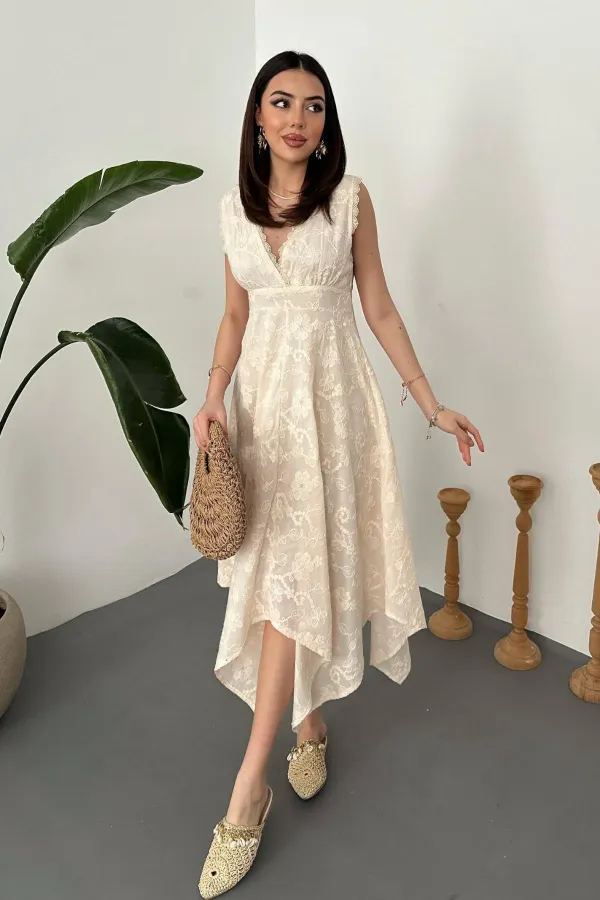 Robe beige brodée en gros
