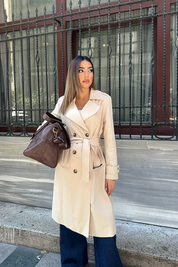 Trench-coat long beige à ceinture en gros