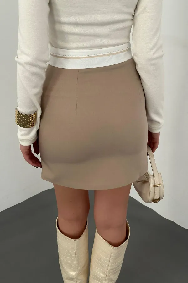 Mini-jupe beige ceinturée en gros