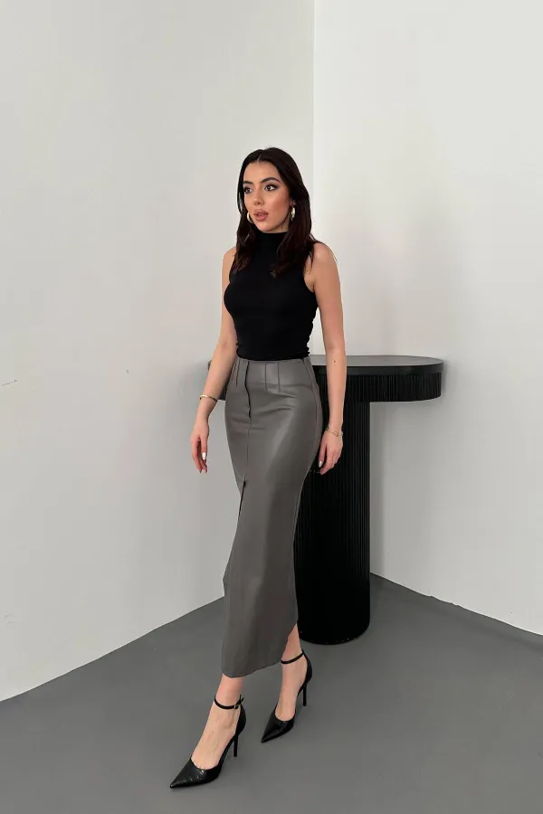 Jupe grise fendue et brodée en gros