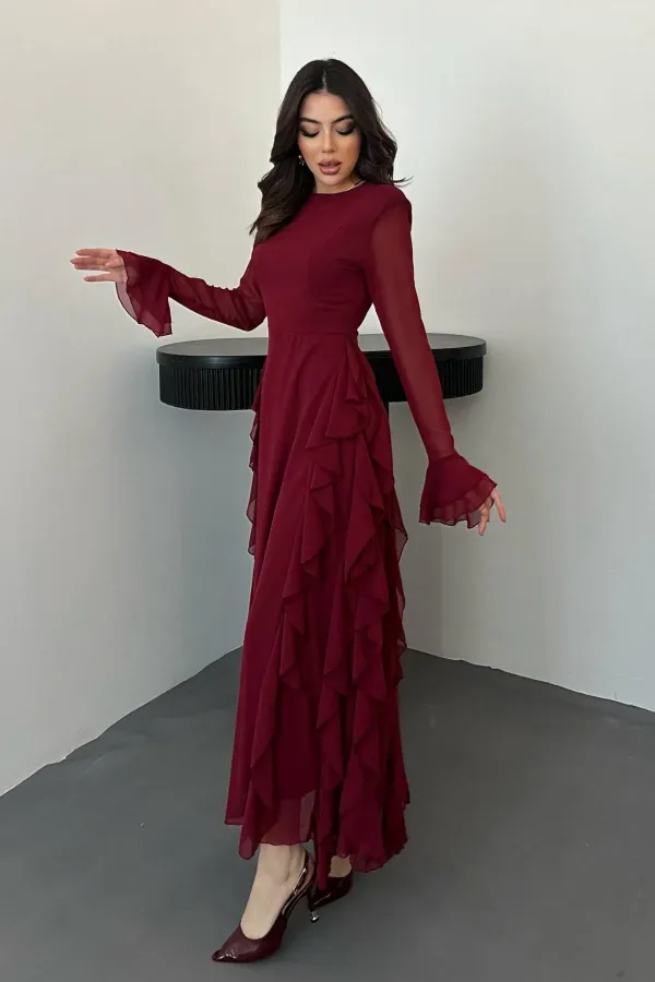 Robe en mousseline bordeaux à volants en gros