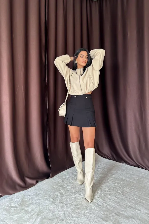 Jupe plissée noire à boutons en gros