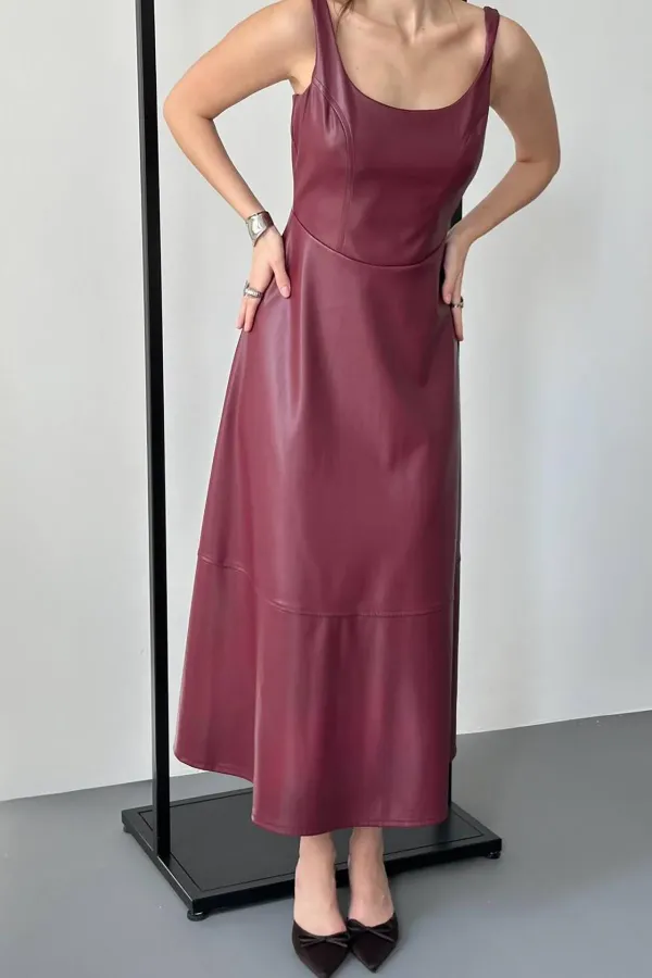 Robe à bretelles en cuir bordeaux en gros