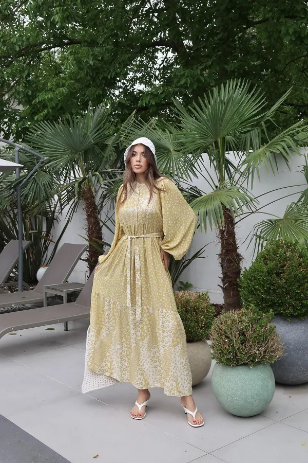 Robe à col juge avec ceinture et motif floral jaune en gros