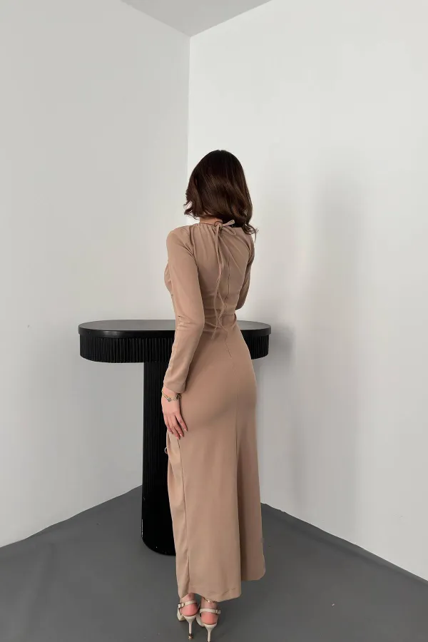 Robe beige à bretelles et fentes en gros