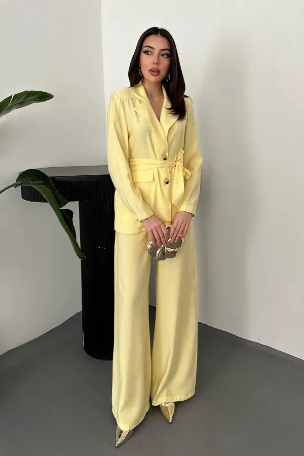 Ensemble veste et pantalon jaunes ceinturés en gros