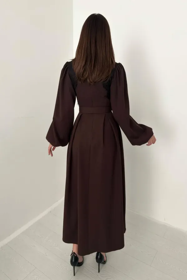 Robe marron en gros avec détails en dentelle