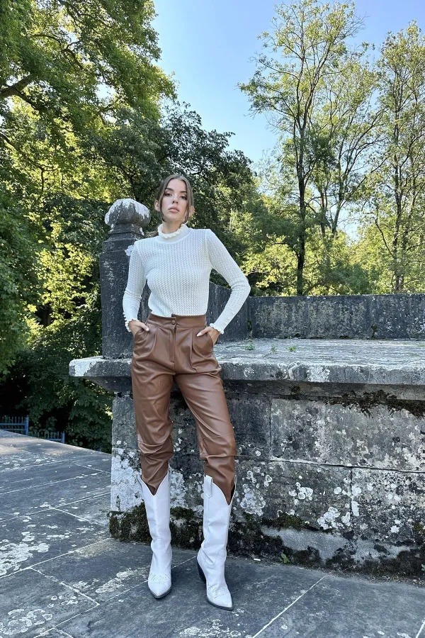 Toptan Ekru Boğazlı Ve Örgülü Triko Kazak