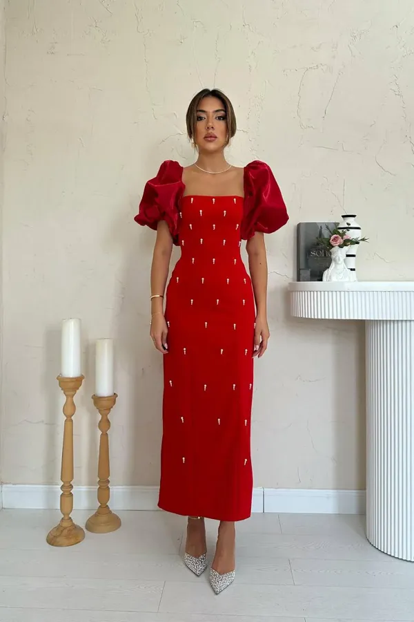 Robe rouge à manches brodées en gros