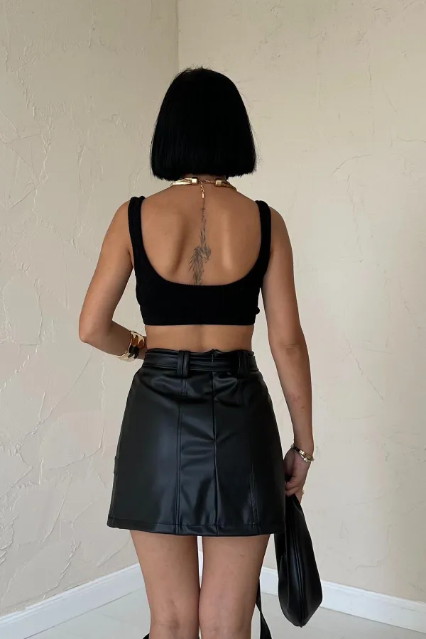 Mini-jupe en cuir noire avec ceinture en gros